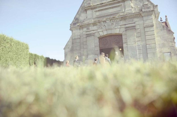 ©Solveig et Ronanphotographes - Mariage en blanc et origamis - La mariee aux pieds nus